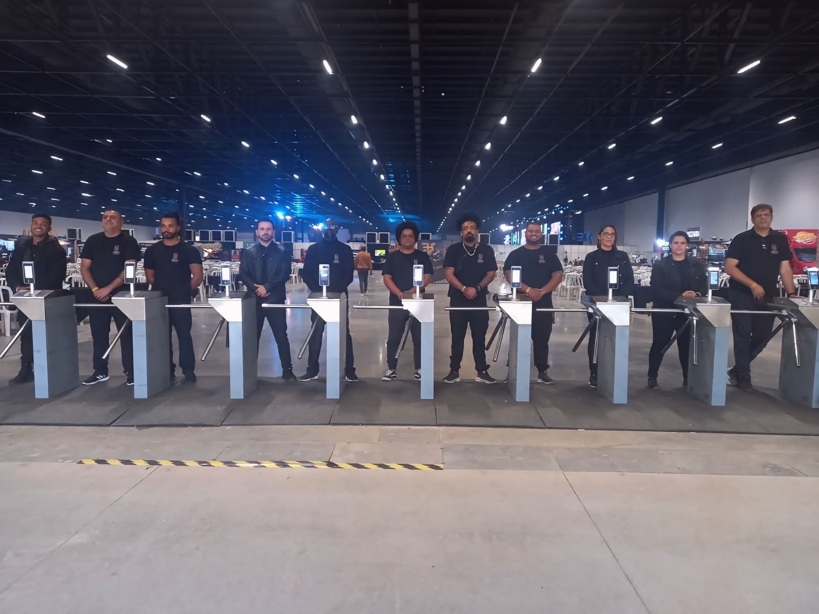 Controlador de acesso orientando participantes em evento