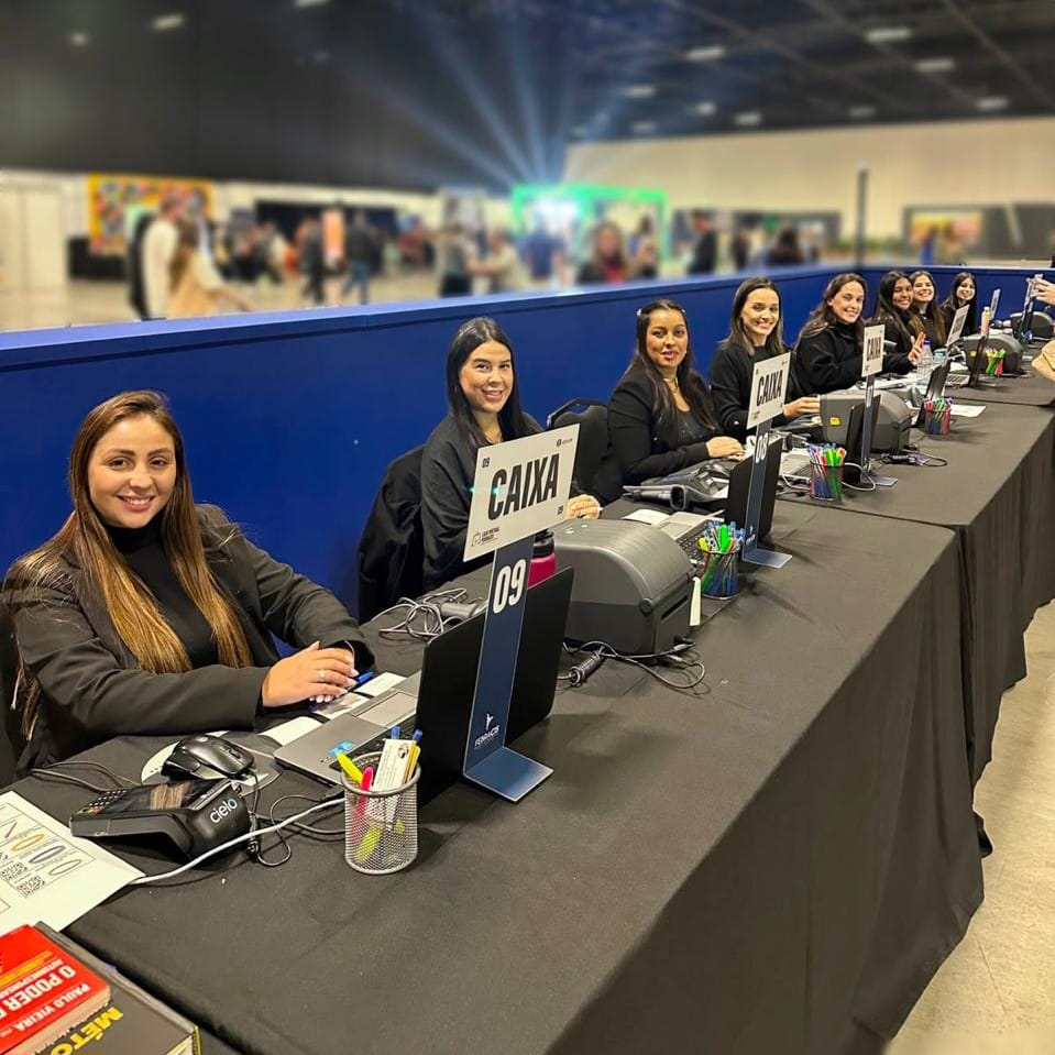 Operador de caixa realizando atendimento em evento