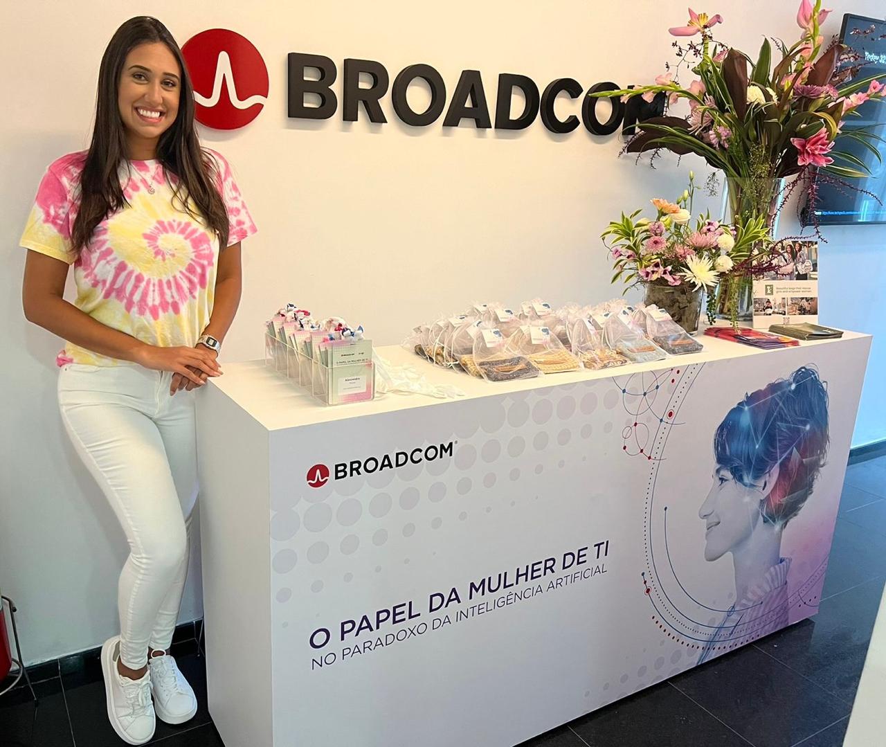 Profissional bilíngue atendendo visitante em evento